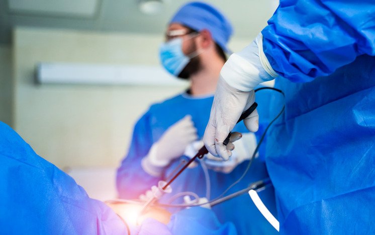 Choosing the Right Surgeon for Your Robotic Knee Replacement: Tips and Considerations